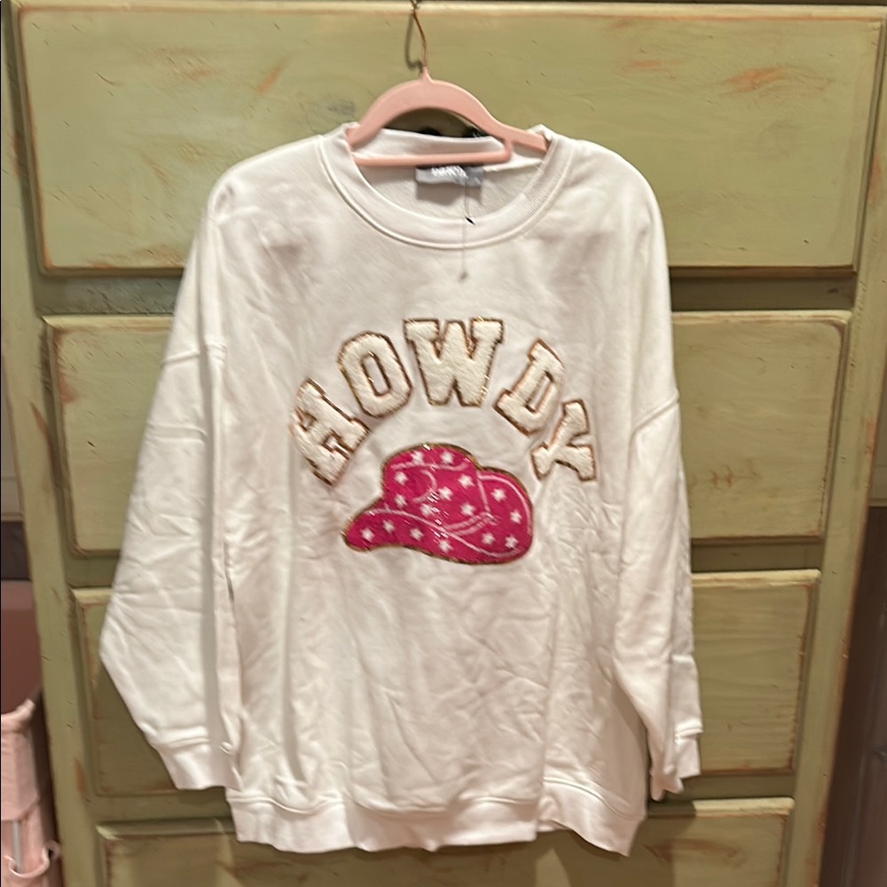blue b. NWOT Oversized White 'Howdy' Sweatshirt with Sequin Pink Hat Design.